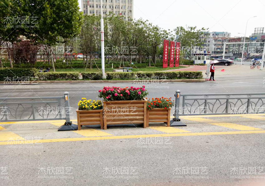為什么大家都選擇護(hù)欄花箱？