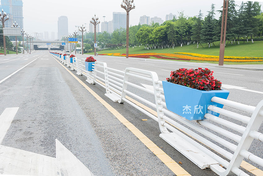 哪些道路護(hù)欄花箱值得選？